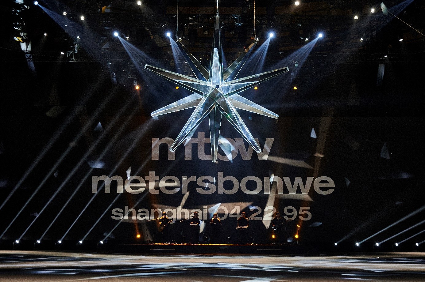 不走寻常路——metersbonwe“锋芒新生”2022春夏系列发布大秀